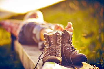 Repos après une journée de marche avec une paire de chaussure à tige haute de qualité