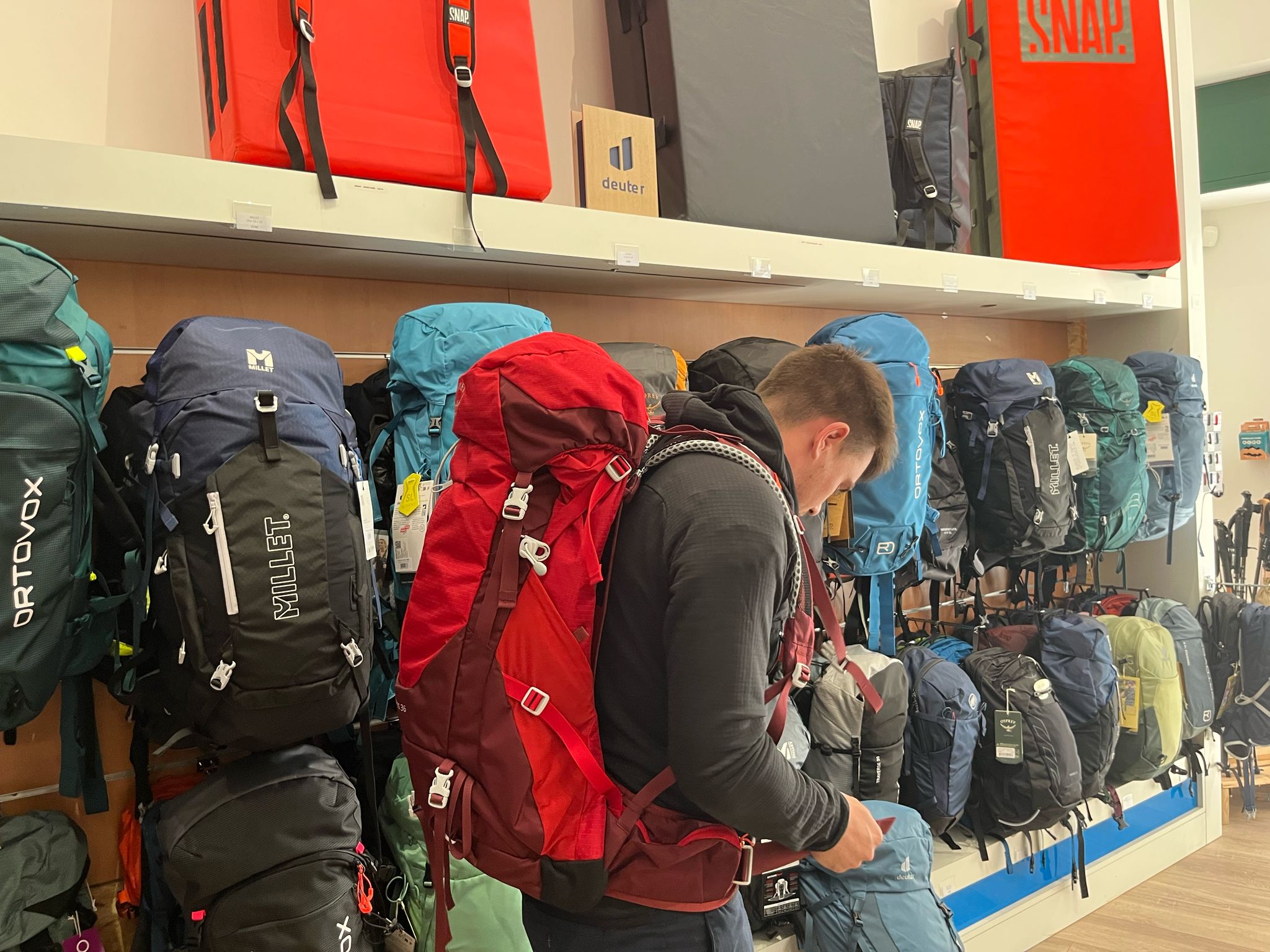 Essayage sac à dos de randonnée pour location en montagne